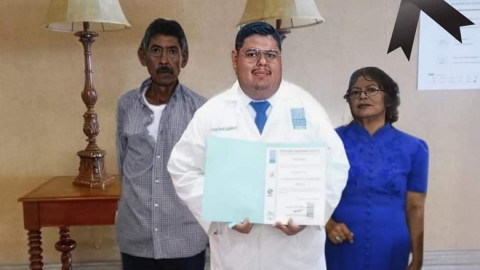 Joven pasó de limpiar parabrisas para pagar su carrera, a ser doctor