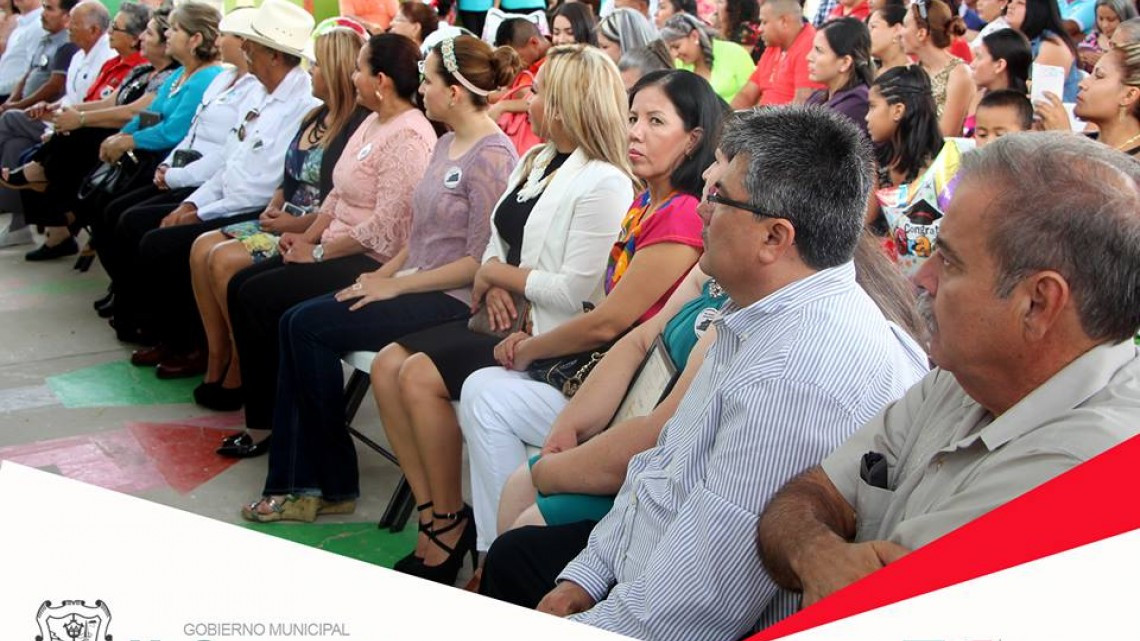 Alcaldesa acude a ceremonia de graduación de Jardín de Niños