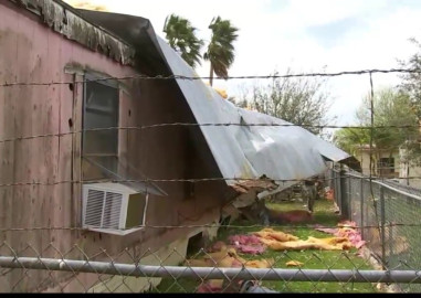 Fuertes vientos derriban techo de un hogar en Pharr