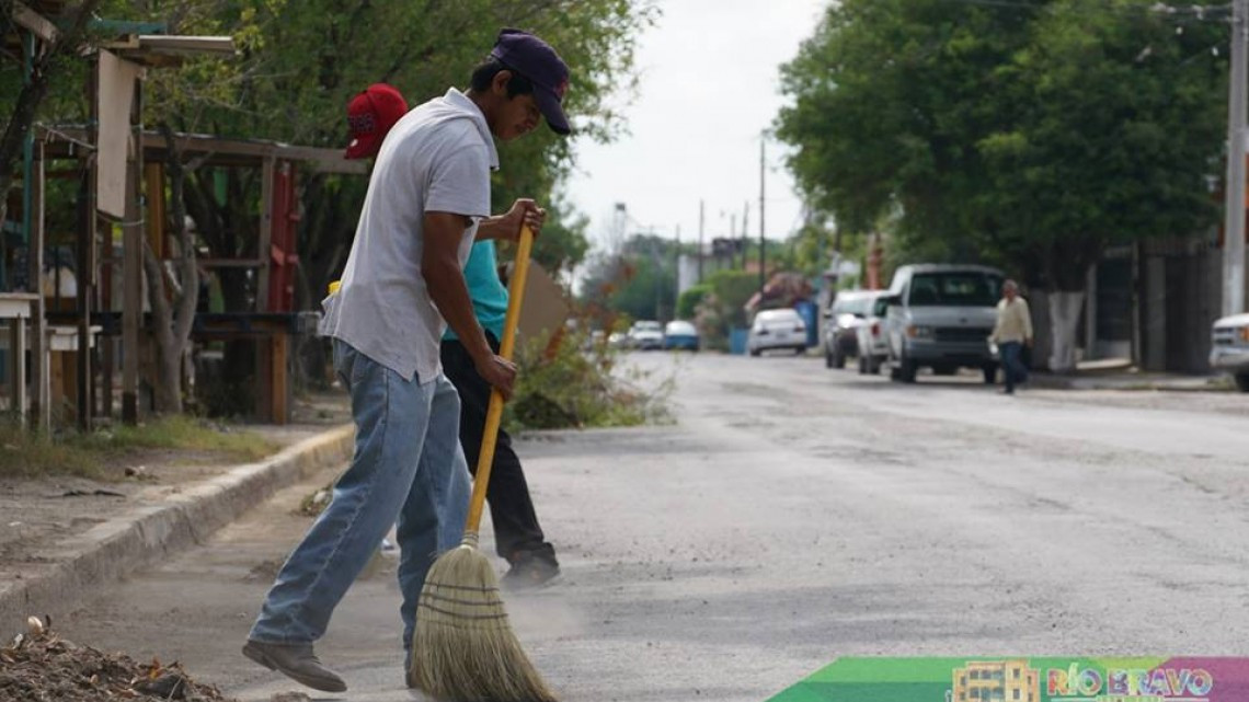 Realizan trabajos de limpieza en calle Coahuila Norte