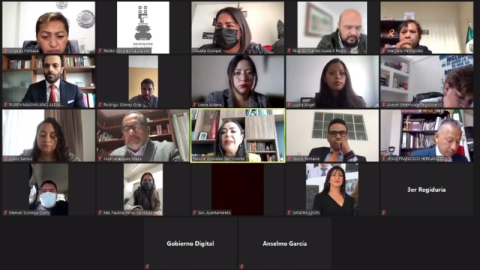 Síndica olvida apagar micrófono y pide 'sus calzones'