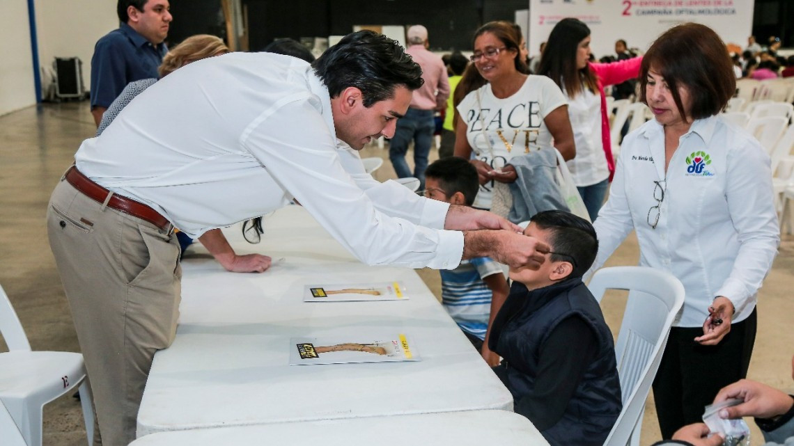 Entrega de lentes beneficia a más de 300 personas