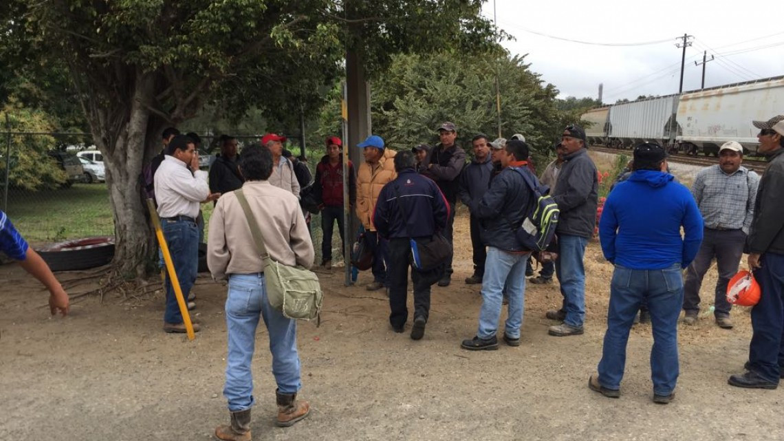 Trabajadores realizan paro de labores, exigen pago de salarios