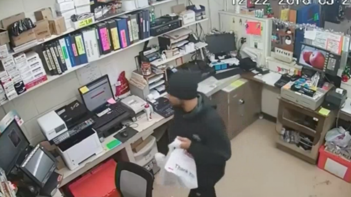 La policía busca a sospechosos de robo