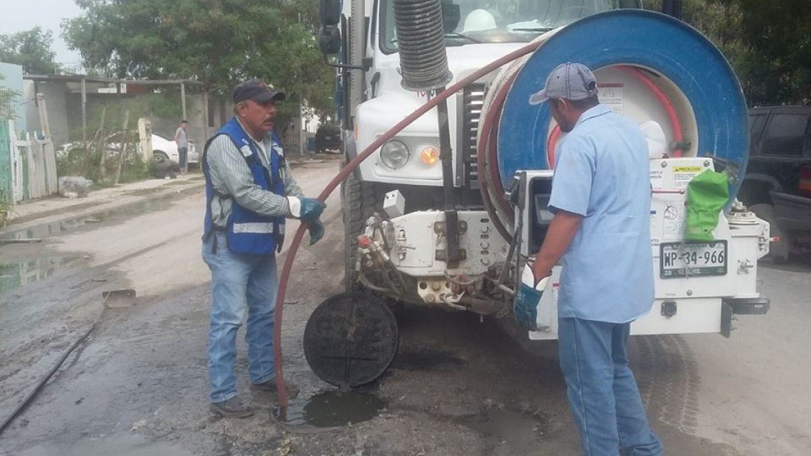 Comapa trabaja con equipo vactor