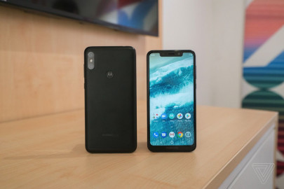 El nuevo teléfono Motorola One sigue la tendencia del iPhone X