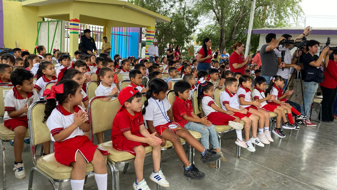 Entrega obras en escuelas de preescolar