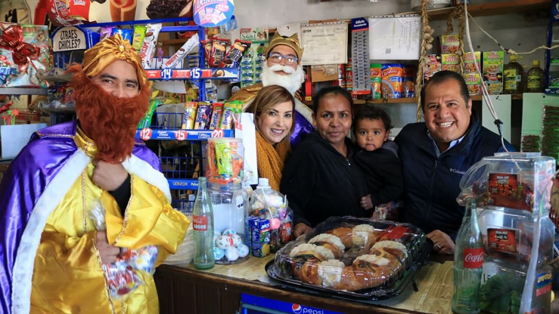 Entrega Ayuntamiento y DIF Victoria roscas y juguetes a familias