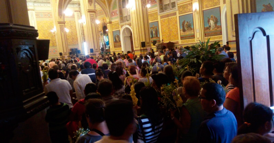 Asisten feligreses al Domingo de Ramos