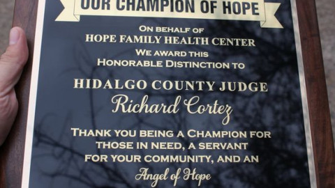 Recibe Richard Cortez distinción honorífica como Ángel de Esperanza