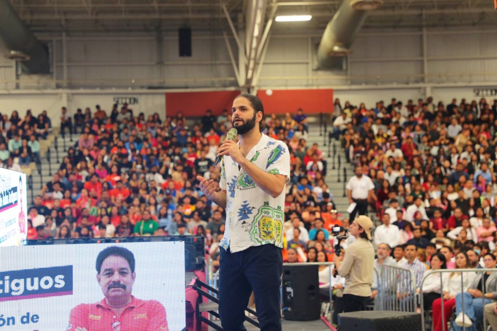 Miles de jóvenes neolaredenses abarrotan Polyforum en foro Renueva tu Mente