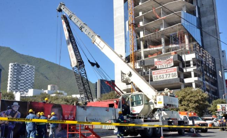 Encuentran cuerpo de mujer en derrumbe en Monterrey