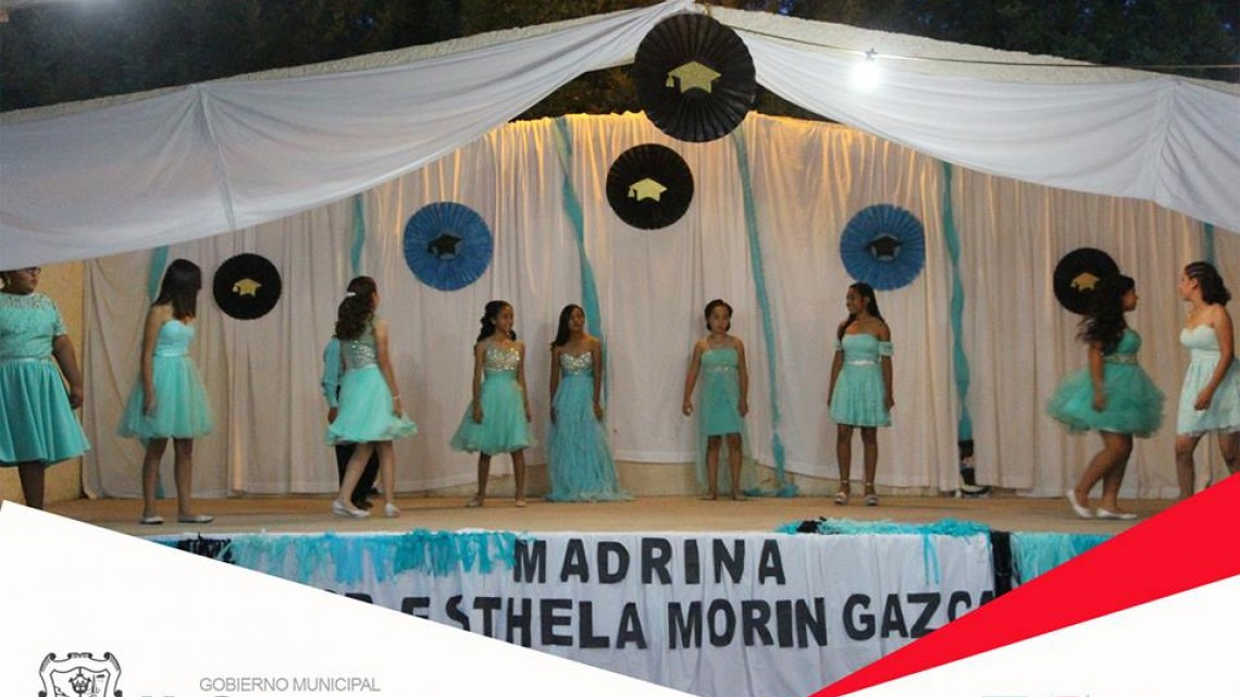 Acude alcaldesa a graduación de escuela primaria