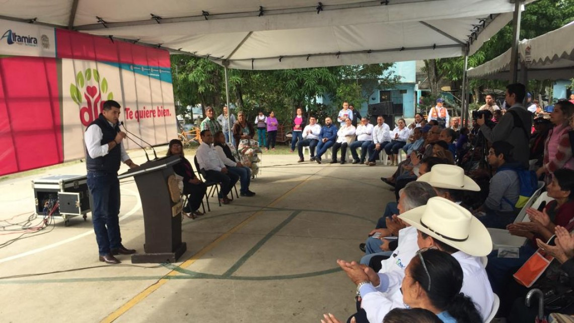 Entregan despensas a adultos mayores en Altamira