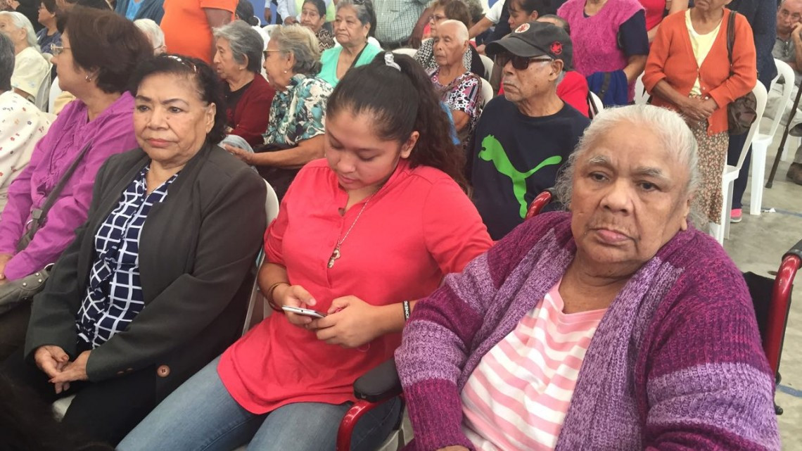 Abuelitos reciben apoyo del programa Bienestar para Adultos Mayores