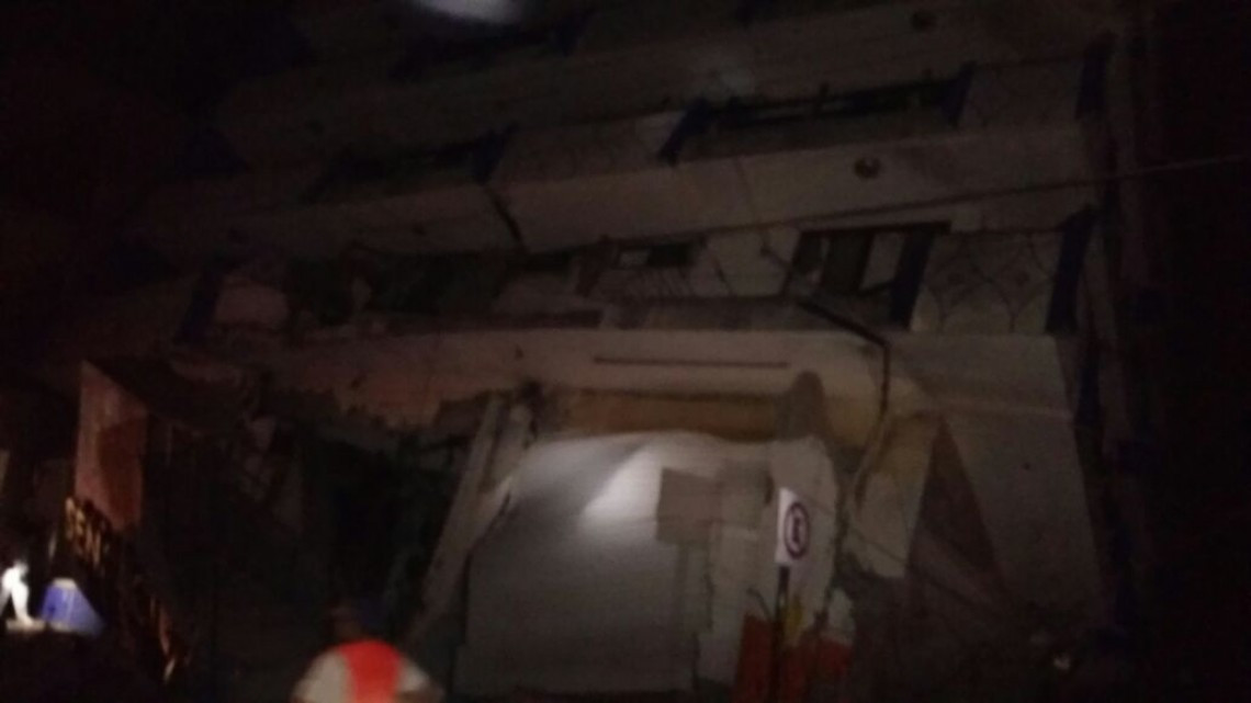 El sismo causó al menos 30 muertos y daños materiales