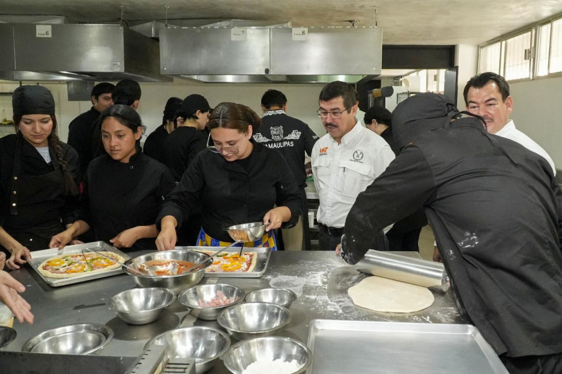 Comparte el rector logros y proyectos con estudiantes de la Facultad de Derecho Victoria