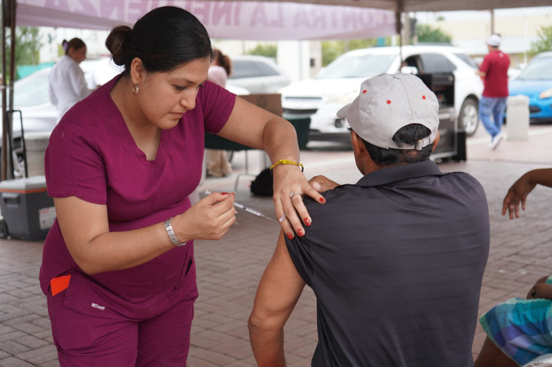 Vacuna Gobierno Municipal a más de mil 800 ciudadanos contra influenza y covid; anuncia Alcaldesa nueva jornada drive thru