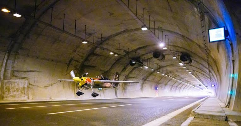 Piloto rompe récord mundial al pasar dos túneles con su avión a 243 km/h