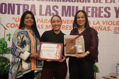 Katya Echazarreta inspira con "Un Espacio Sin Límites" en el marco de la cartelera naranja de INMUJER