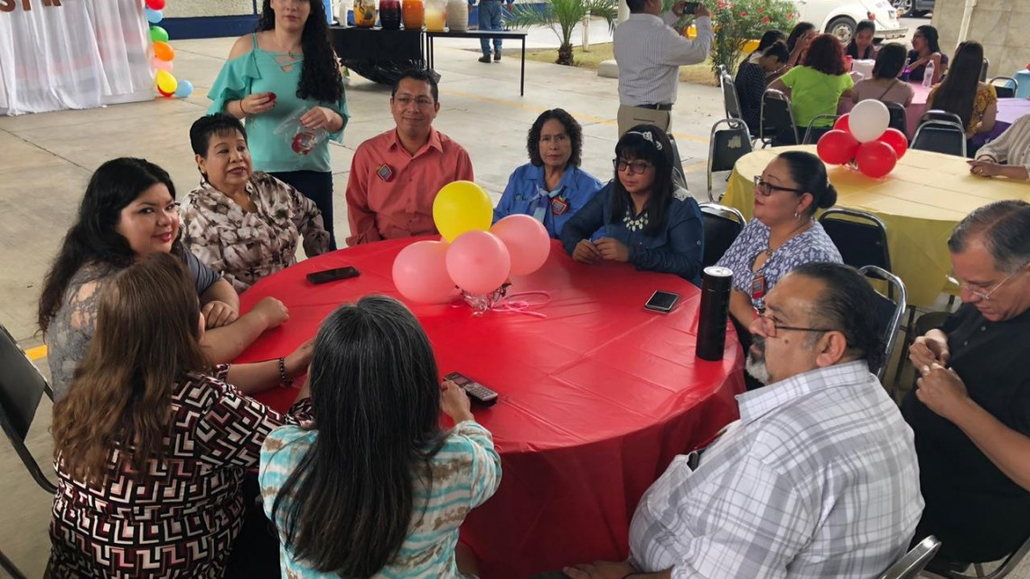 Alumnos de la UPN festejan a maestros