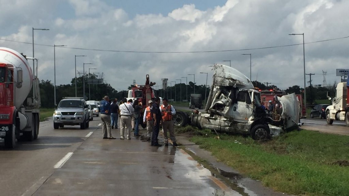 Daños materiales, deja volcadura de tractocamión cerca del puerto de Altamira
