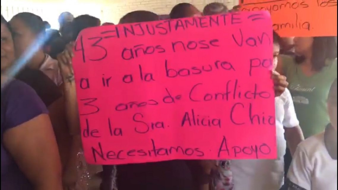 Mamás arman zafarrancho para defender a director destituido
