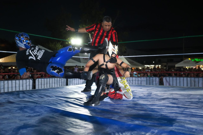 Explanada de la Independencia vibra con más de 3 mil asistentes en función de lucha libre por el 177 aniversario de Nuevo Laredo