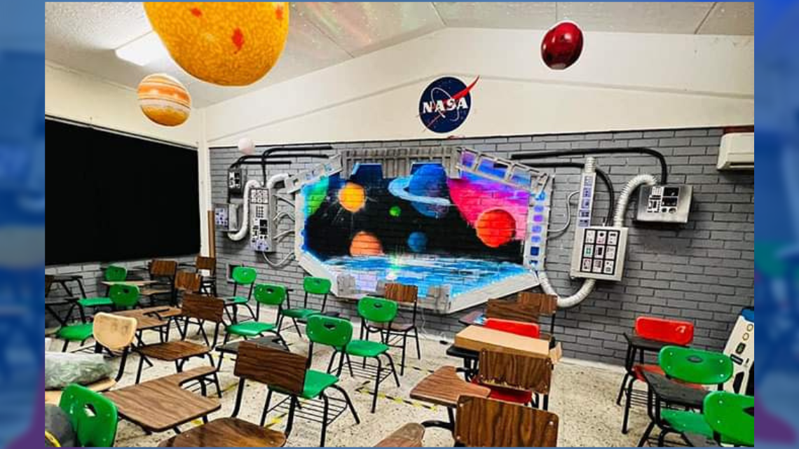 Todos a bordo: El Profe Chido decoró su salón de la NASA para estudiantes