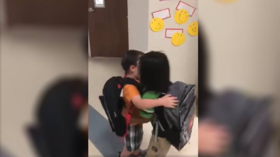  Maestra fomenta el afecto en clase con sencilla y calurosa técnica