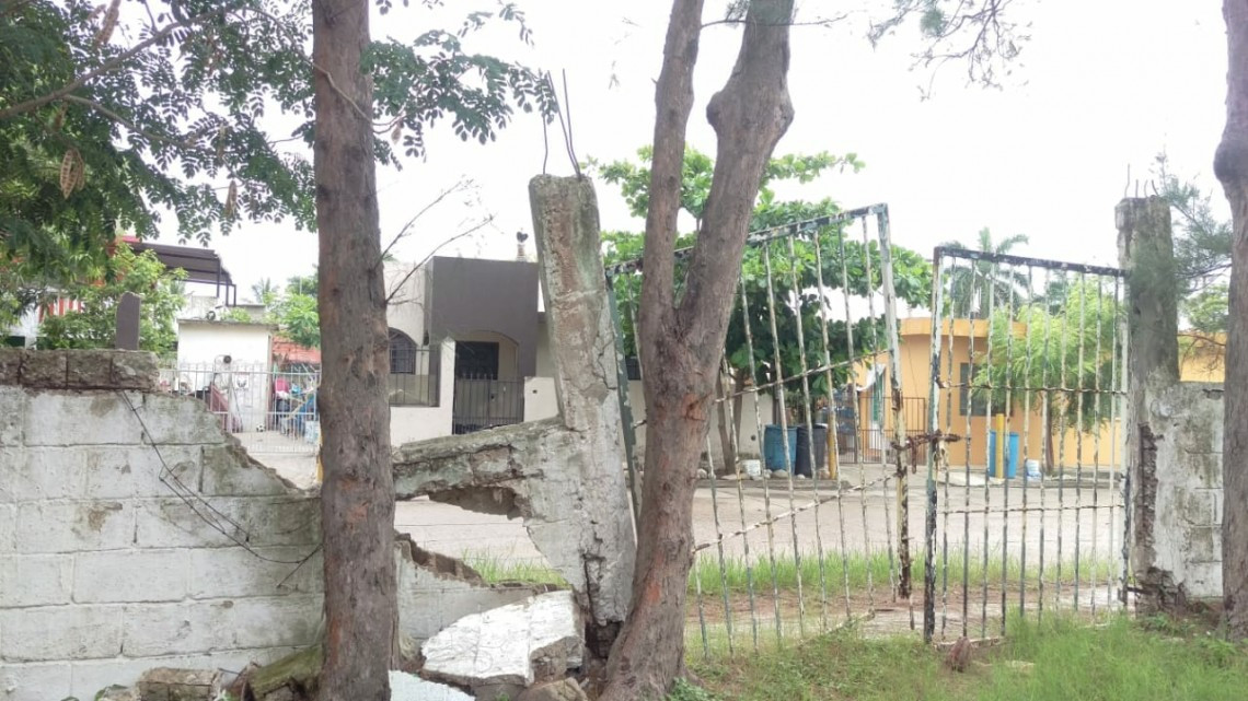 Cae barda de jardín de niños en Madero