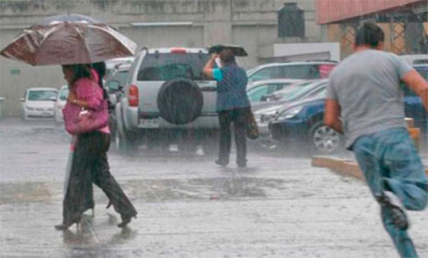 Pide PC a automovilistas no transitar en puntos de inundación