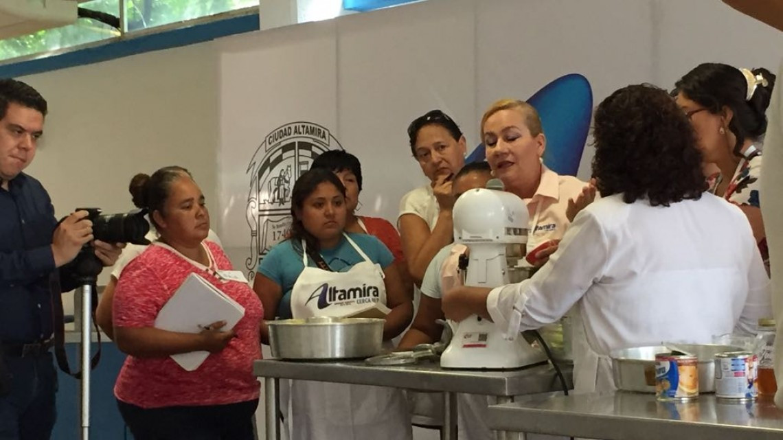 Alcaldesa da curso de repostería a mujeres emprendedoras