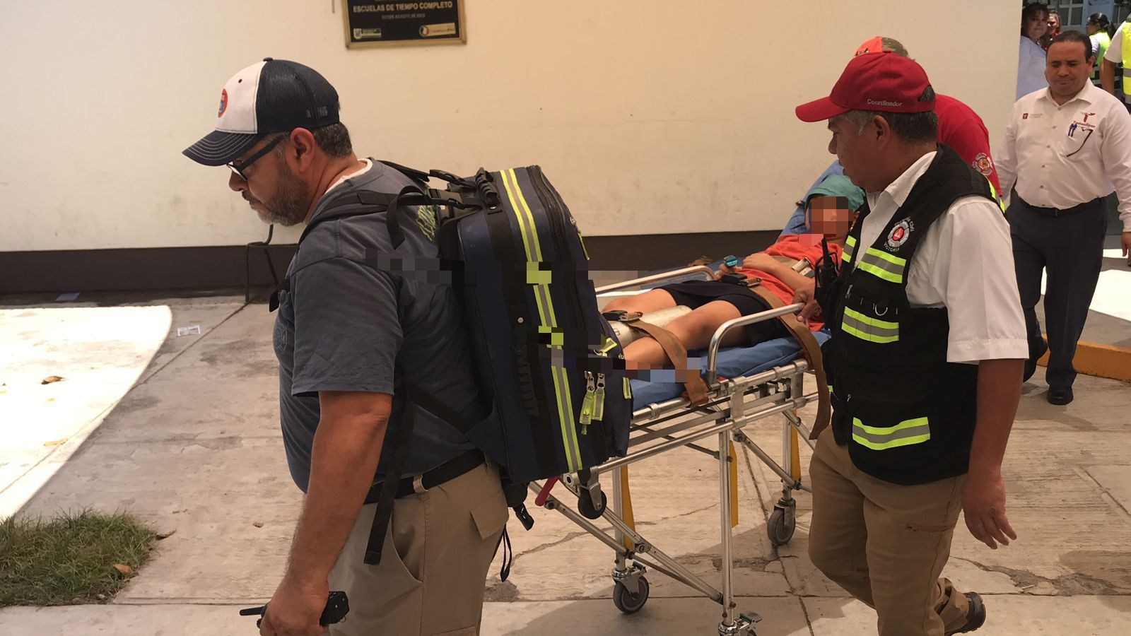 Atienden a 16 alumnos y una maestra por golpe de calor