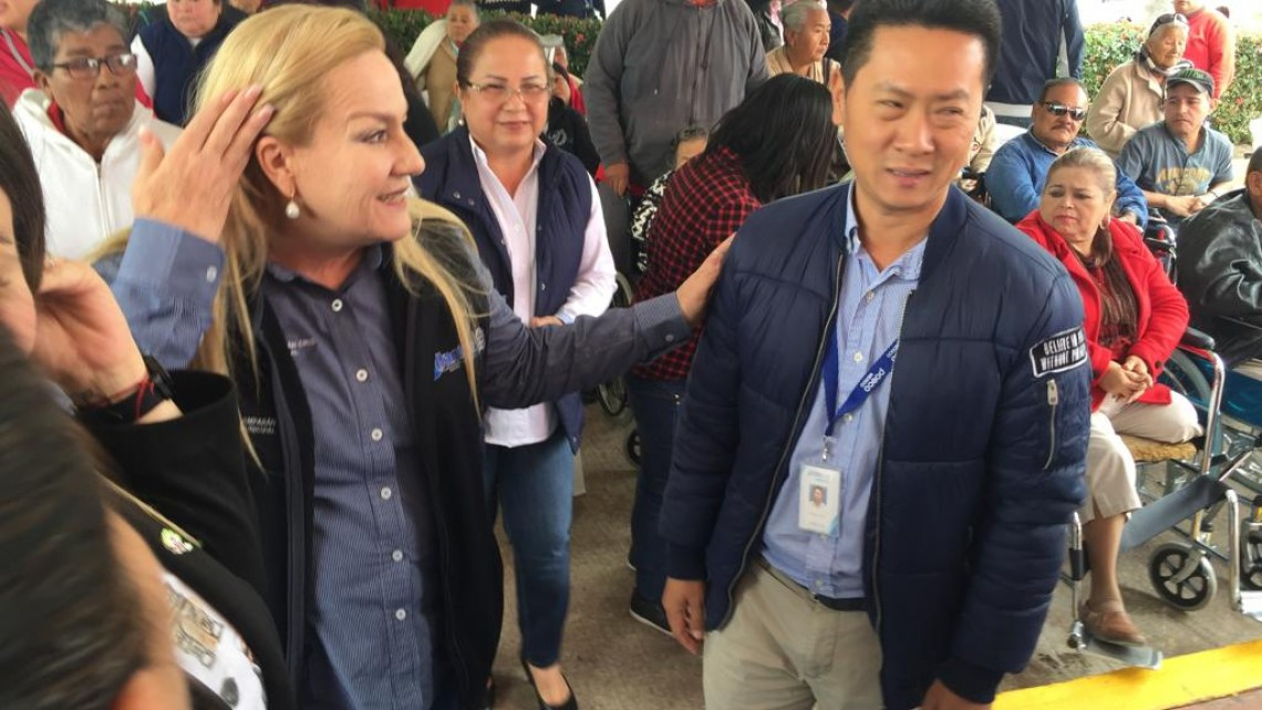 Entregan aparatos funcionales a personas con limitantes físicas