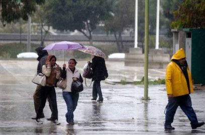 Frente frío y tres ondas tropicales favorecerán lluvias en el país