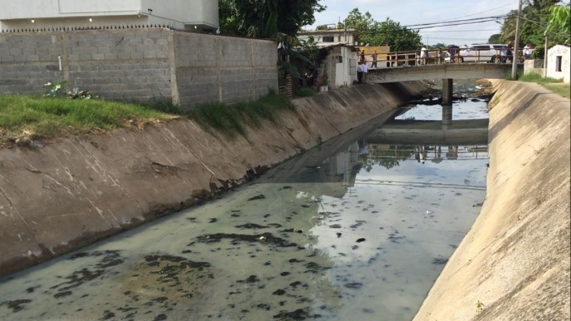 Realizan trabajos de limpieza de canales pluviales y del sistema lagunario