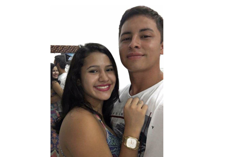 Causa polémica selfie de novio por imagen de fondo