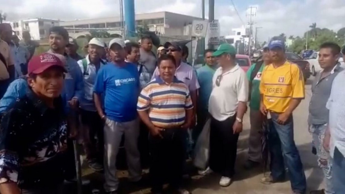 Albañiles paran labores en escuela exigen pago a constructora