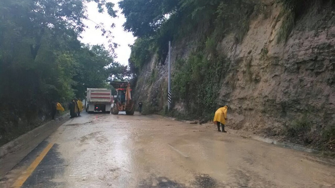 Se desgaja cerró de la Obrera
