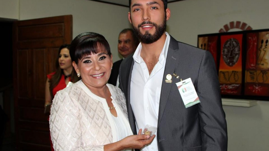 Alcaldesa entrega reconocimiento a orgullo camarguense