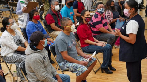 Claudia Sheinbaum recibe la primera dosis de la vacuna contra Covid-19