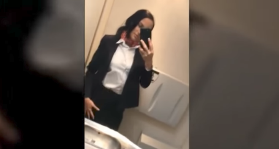 Azafata realiza candente baile en baño de aerolínea