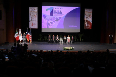 Encabezan alcaldesa y secretario de salud estatal  Primer Congreso  Médico Binacional