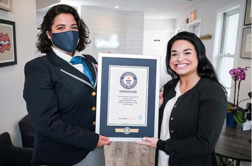 Mujer gana Récord Guinness de la boca abierta más grande del mundo