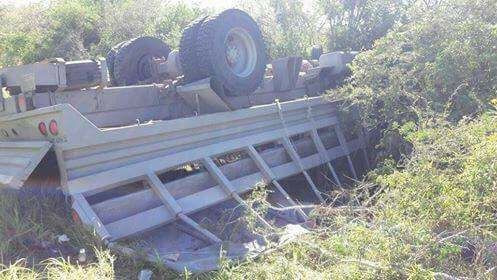 Camión oficial de la Marina se vuelca sobre la Soto la Marina-Los Rayos