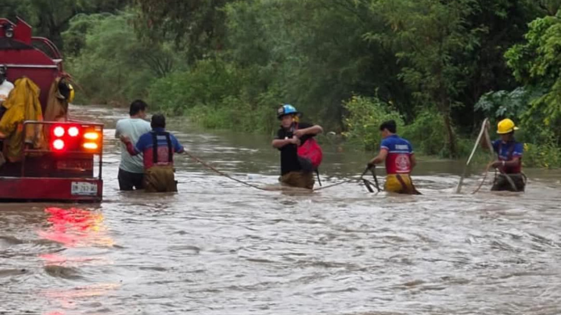 Lluvias desquician tráfico e inundan calles y avenidas en Victoria