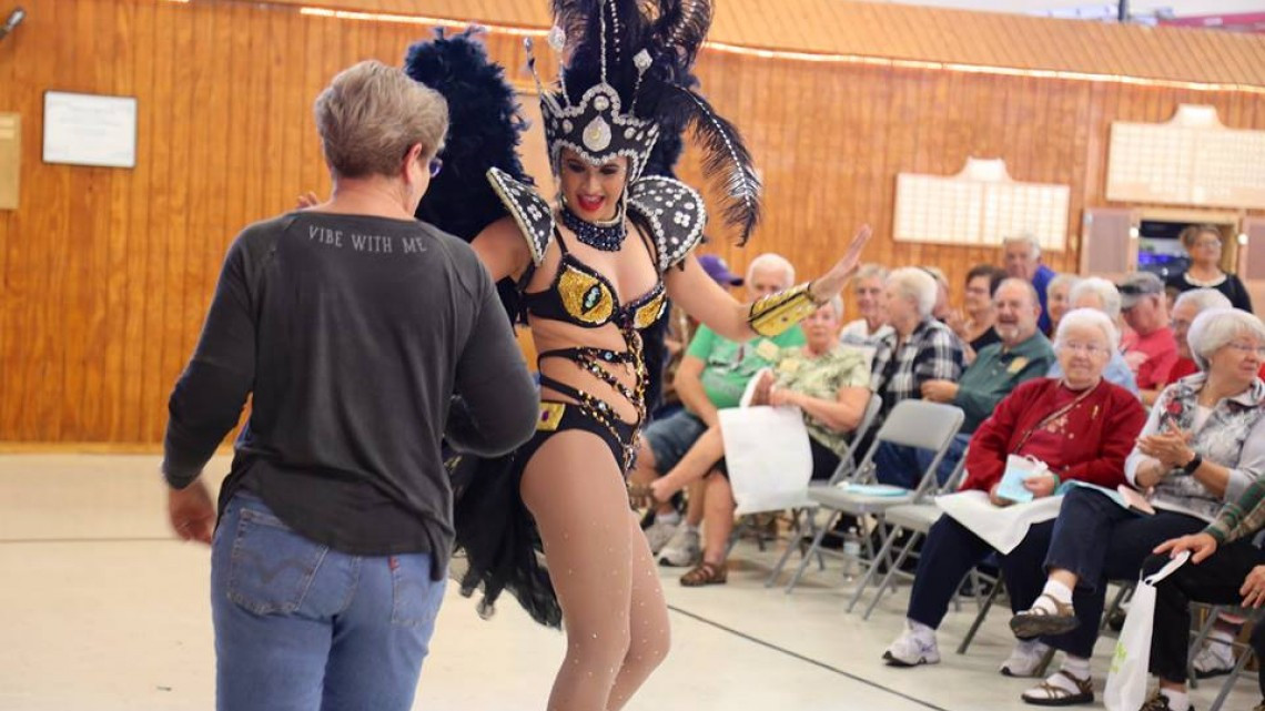 “Winter Texans” reciben con alegría la fiesta del “Carnaval Playa Miramar”