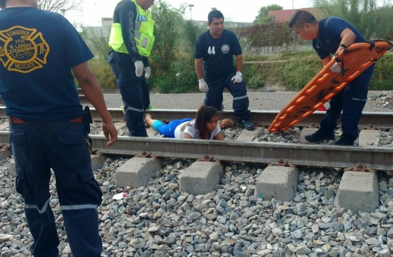 Arrolla tren a mujer y a su hijo