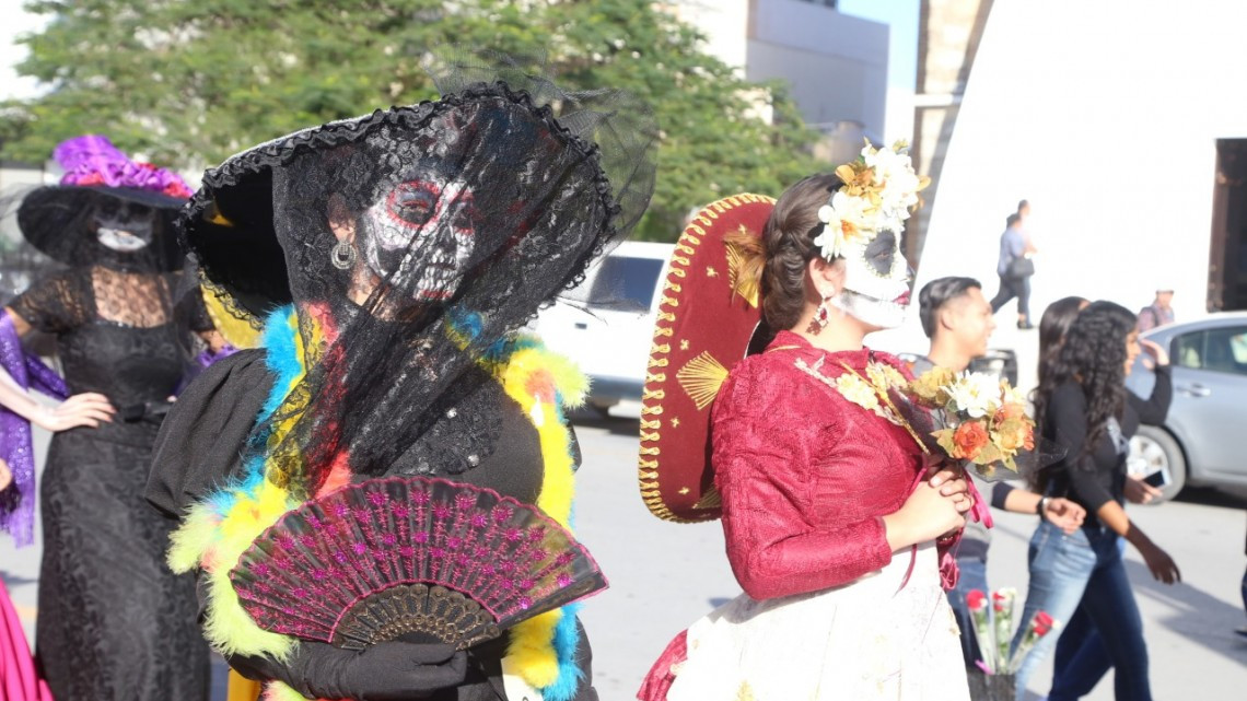 Celebran más de 2 mil personas el "Día de Muertos"
